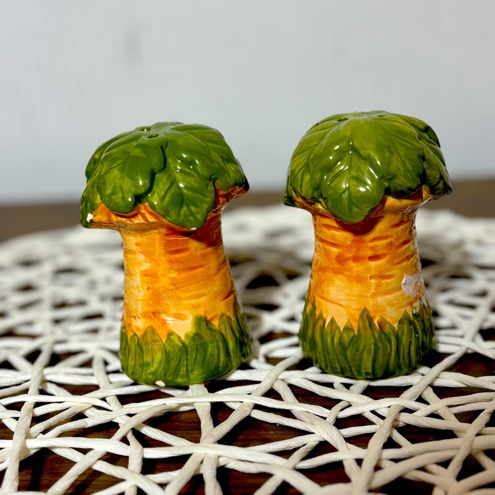 Palm tree salt & pepper shaker. Set that tropical vibe at your next cookout